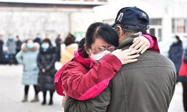 Người cha tình nguyện tham gia chống SARS, 17 năm sau lại động viên con gái ra tiền tuyến chiến đấu với dịch corona bằng chiếc vali gia truyền-2