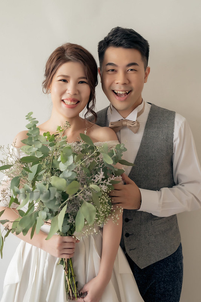 Phát biểu trên sân khấu hôn lễ: Em vừa lùn vừa xấu vừa nhà quê nhưng anh vẫn cưới”, chú rể hứng chịu đòn trả đũa cực mạnh từ cô dâu, cái kết ai cũng hả hê vô cùng-2