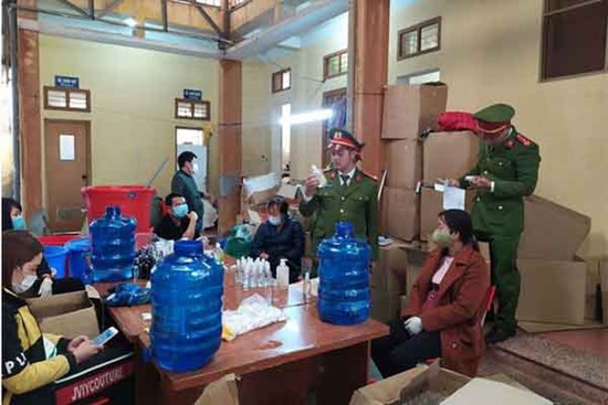 Phát hiện cơ sở sản xuất hàng ngàn chai nước rửa tay chống virus corona giả
