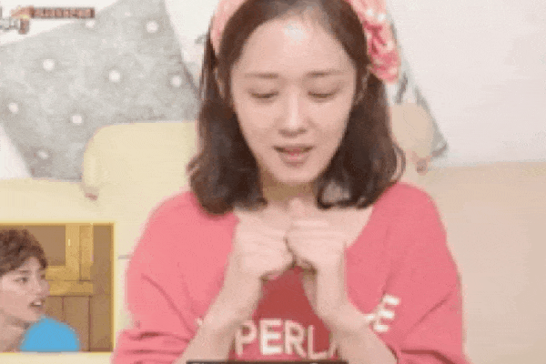 Dẹp hết mấy thanh lăn mặt giá vài triệu đi, bạn cứ massage bằng tay đủ 10 phút mỗi ngày giống Jang Nara là trẻ lâu lắm luôn