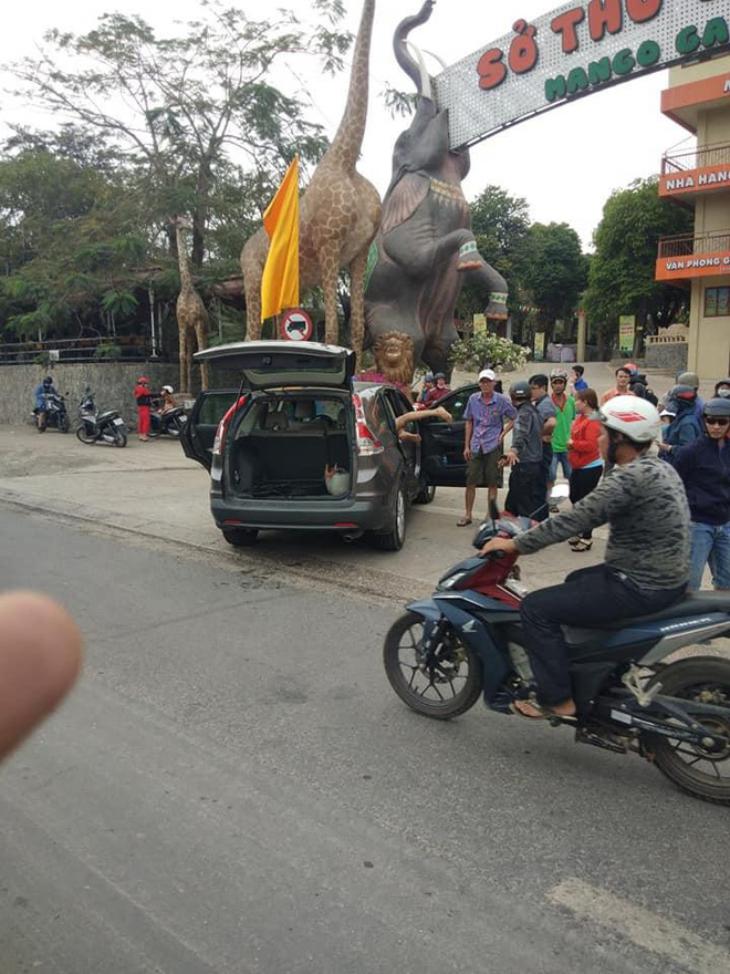 Clip: 2 thanh niên đâm ô tô quay đầu, tình trạng người bắn vào trong xe khiến tất cả hoảng sợ-2