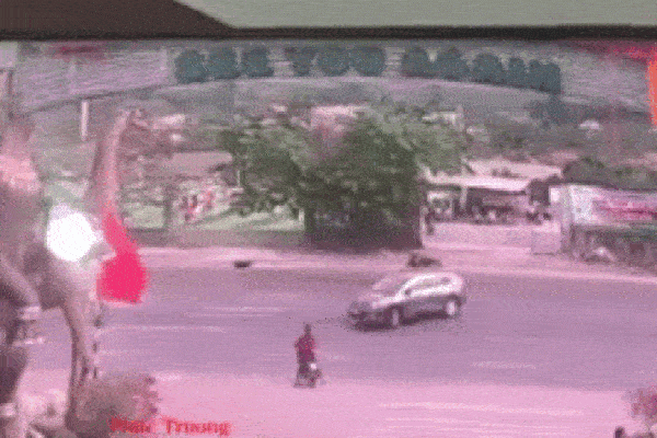 Clip: 2 thanh niên đâm ô tô quay đầu, tình trạng người bắn vào trong xe khiến tất cả hoảng sợ