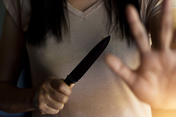 Đang ở nhà một mình thì bị gã hàng xóm đột nhập vào cưỡng hiếp, người phụ nữ cầm dao làm bếp cắt luôn của quý của người đàn ông-1