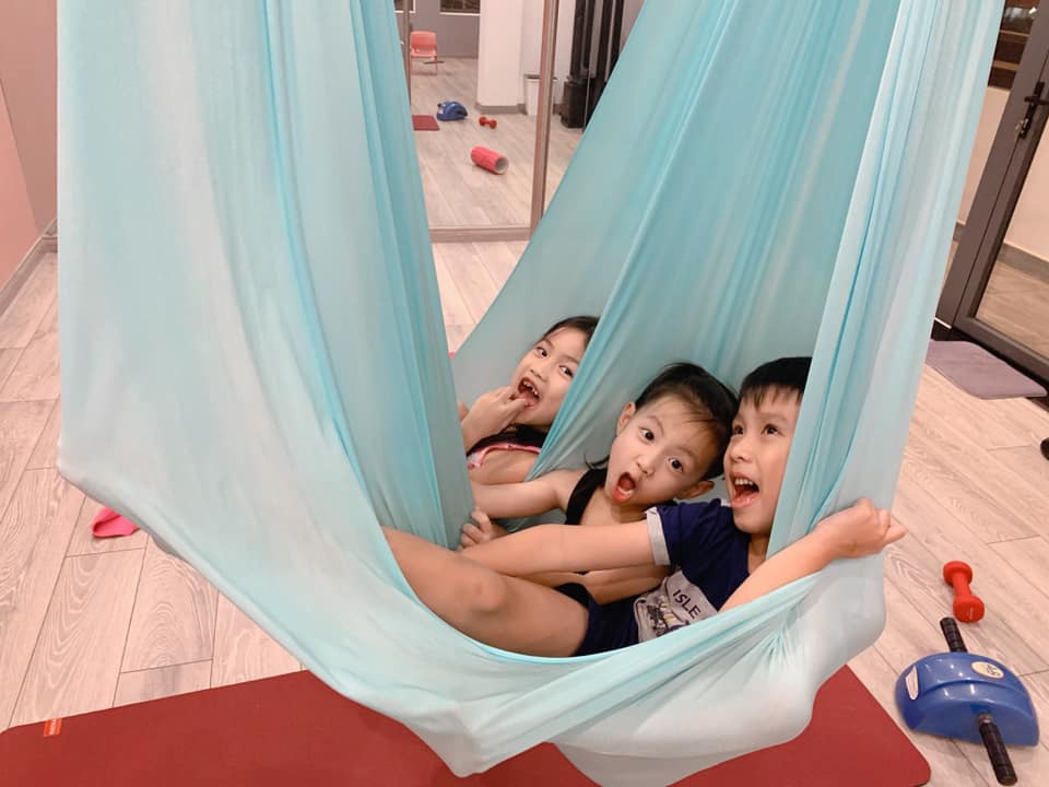 Sợi dây tập yoga bị 3 con trưng dụng làm võng đu đưa, Ốc Thanh Vân kêu trời nhưng biểu cảm khiến mẹ bỉm sữa phì cười-1