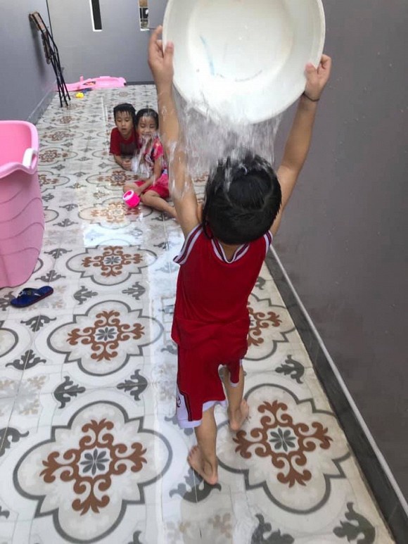 Sợi dây tập yoga bị 3 con trưng dụng làm võng đu đưa, Ốc Thanh Vân kêu trời nhưng biểu cảm khiến mẹ bỉm sữa phì cười-6