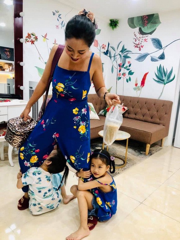 Sợi dây tập yoga bị 3 con trưng dụng làm võng đu đưa, Ốc Thanh Vân kêu trời nhưng biểu cảm khiến mẹ bỉm sữa phì cười-7