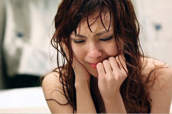 Dẫn con đi dạo về, tôi sốc đến á khẩu khi thấy mẹ chồng vứt đồ đạc của mình ra sân chỉ vì câu mắng lỡ lời khi tôi dạy con buổi sáng