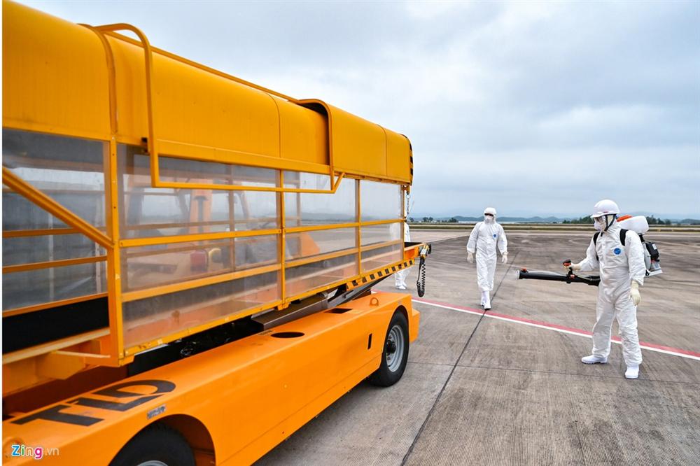 Chuyến bay đặc biệt đưa 30 công dân Việt Nam từ tâm dịch virus Corona Vũ Hán về nước-15