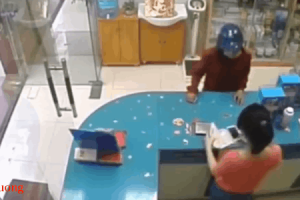 CLIP: Lôi điện thoại ra tính tiền, chủ hiệu thuốc