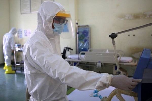 Em bé 6 tháng tuổi nhiễm virus corona được chăm sóc ra sao?-1