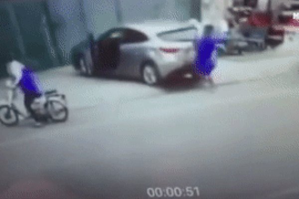 Ôtô mất lái lao thẳng vào container-1