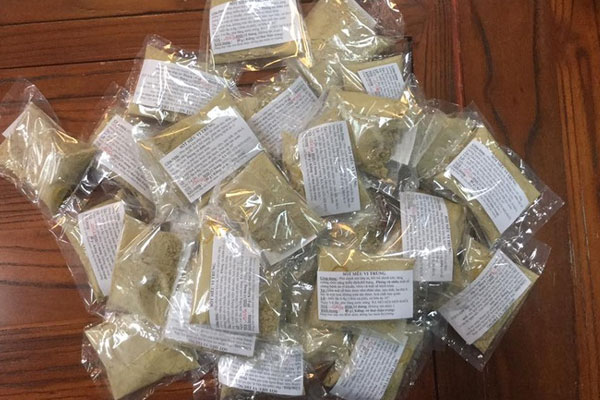 Con trai có biểu hiện ho, sốt nên không được lên máy bay, cặp vợ chồng đưa ra cách giải quyết khiến toàn bộ nhân viên hàng không hoảng loạn-3