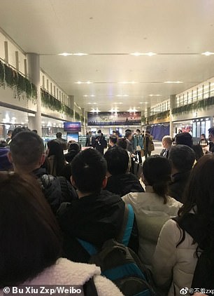 Con trai có biểu hiện ho, sốt nên không được lên máy bay, cặp vợ chồng đưa ra cách giải quyết khiến toàn bộ nhân viên hàng không hoảng loạn-1