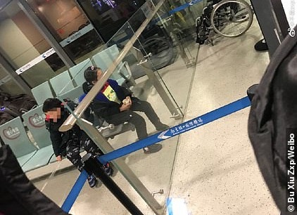 Con trai có biểu hiện ho, sốt nên không được lên máy bay, cặp vợ chồng đưa ra cách giải quyết khiến toàn bộ nhân viên hàng không hoảng loạn-2