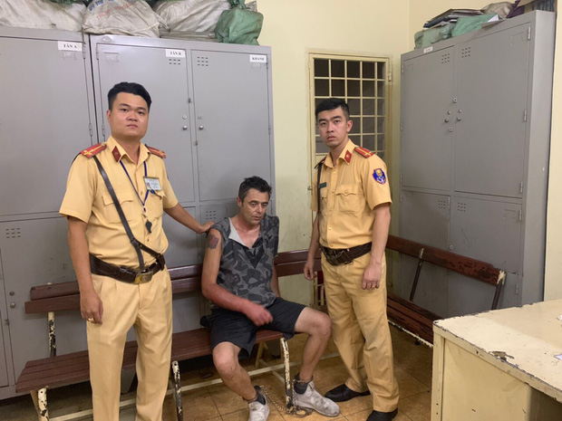 Du khách nước ngoài dùng dao khống chế nhân viên, cướp tài sản ở trung tâm Sài Gòn-1