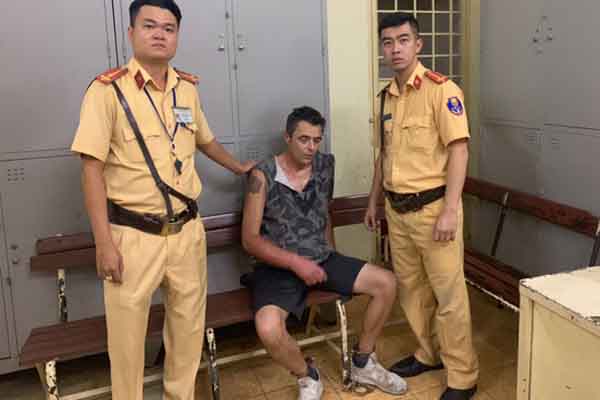 Bé gái 3 tuổi bất ngờ chạy từ nhà ra đường bị xe tải tông chết-2