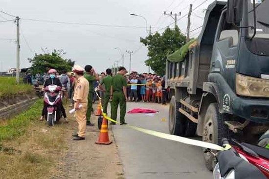 Bé gái 3 tuổi bất ngờ chạy từ nhà ra đường bị xe tải tông chết