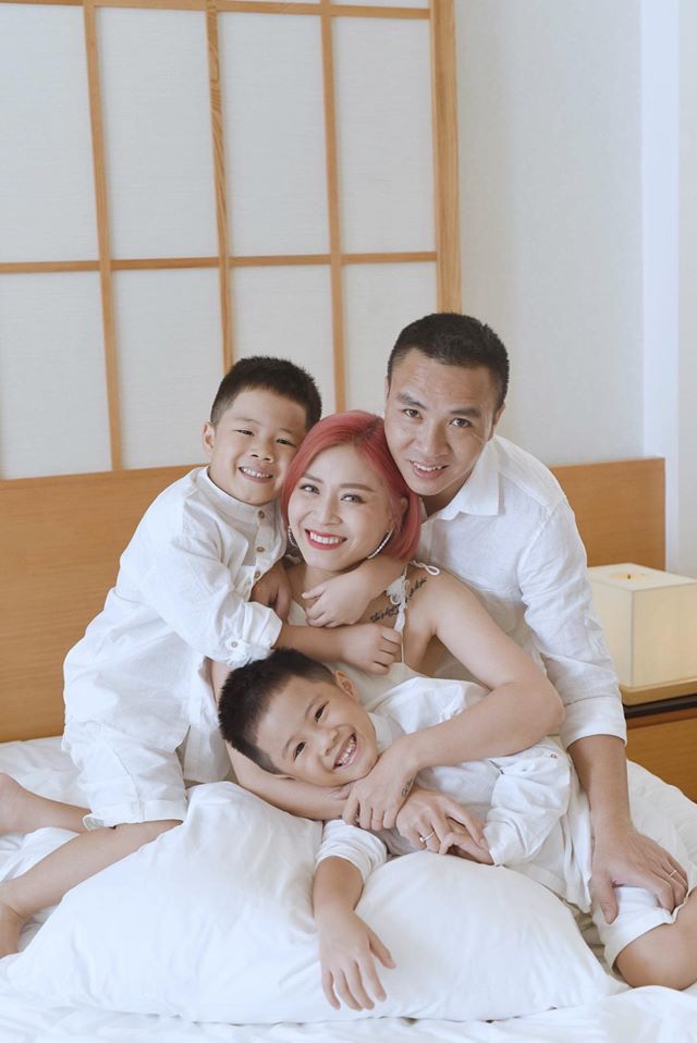 Phụ huynh thất nghiệp”, con cái thất học”, MC Hoàng Linh khoe cảnh gia đình thời corona khiến nhiều người đồng cảm-1