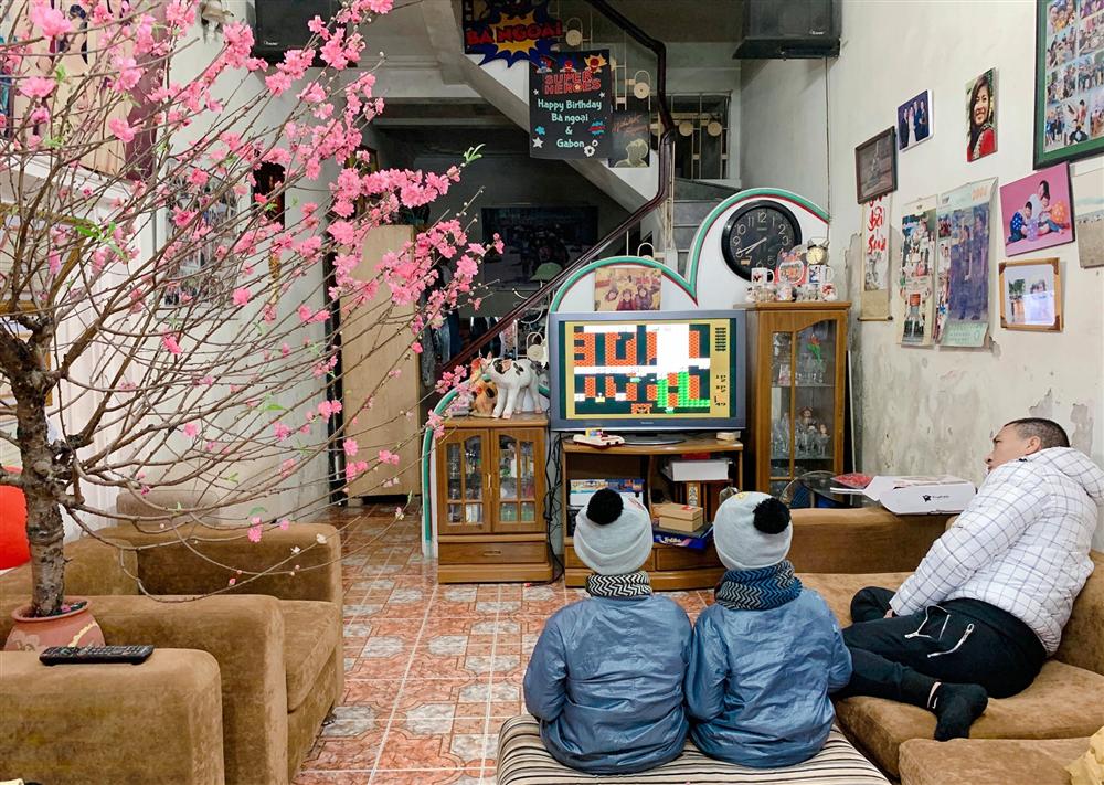 Phụ huynh thất nghiệp”, con cái thất học”, MC Hoàng Linh khoe cảnh gia đình thời corona khiến nhiều người đồng cảm-2