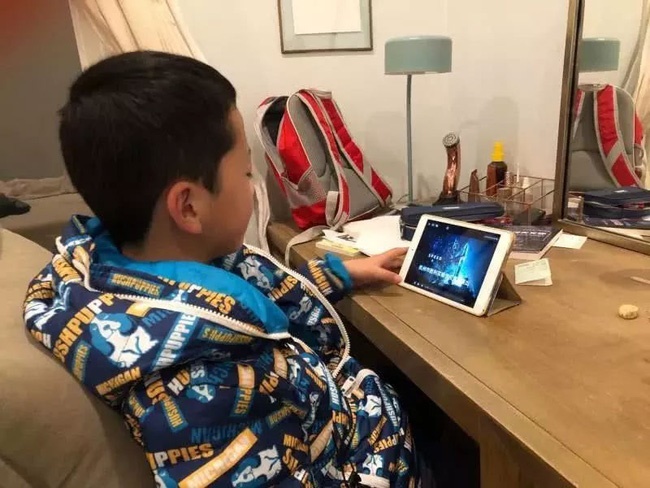 Lễ khai giảng học kỳ 2 đặc biệt vì virus corona: Học sinh không đến trường và ở nơi rất xa nhưng lại vô cùng trang nghiêm-1