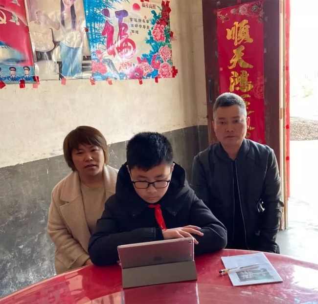 Lễ khai giảng học kỳ 2 đặc biệt vì virus corona: Học sinh không đến trường và ở nơi rất xa nhưng lại vô cùng trang nghiêm-3