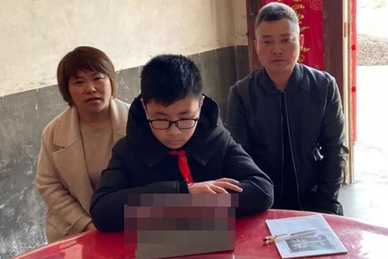 Lễ khai giảng học kỳ 2 đặc biệt vì virus corona: Học sinh không đến trường và ở nơi rất xa nhưng lại vô cùng trang nghiêm