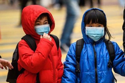 Bố tham gia chiến đấu chống virus corona, con trai 13 tuổi phải ở nhà nuôi em gái, đọc nhật ký của cậu bé ai cũng bật khóc