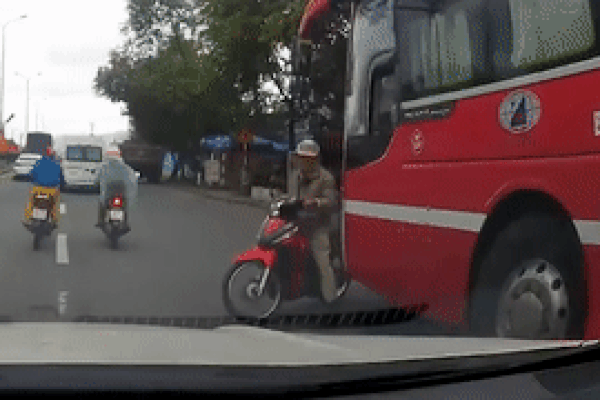 Tài xế xe máy gặp nạn khi cố gắng tạt đầu xe khách