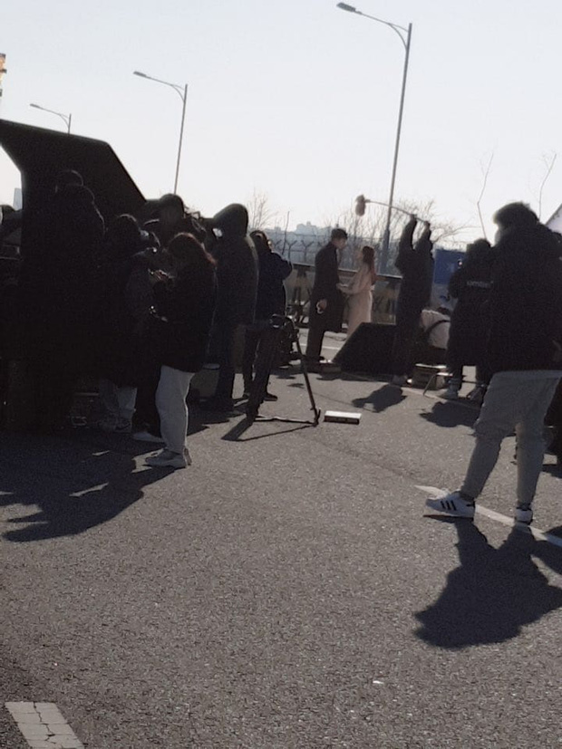 Rộ hậu trường Hạ cánh nơi anh tập cuối: Hyun Bin bị còng tay, tạm biệt Son Ye Jin trước khi đi lãnh án?-1