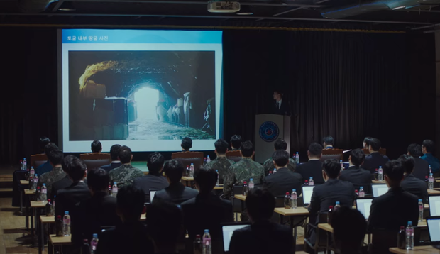 Rộ hậu trường Hạ cánh nơi anh tập cuối: Hyun Bin bị còng tay, tạm biệt Son Ye Jin trước khi đi lãnh án?-3