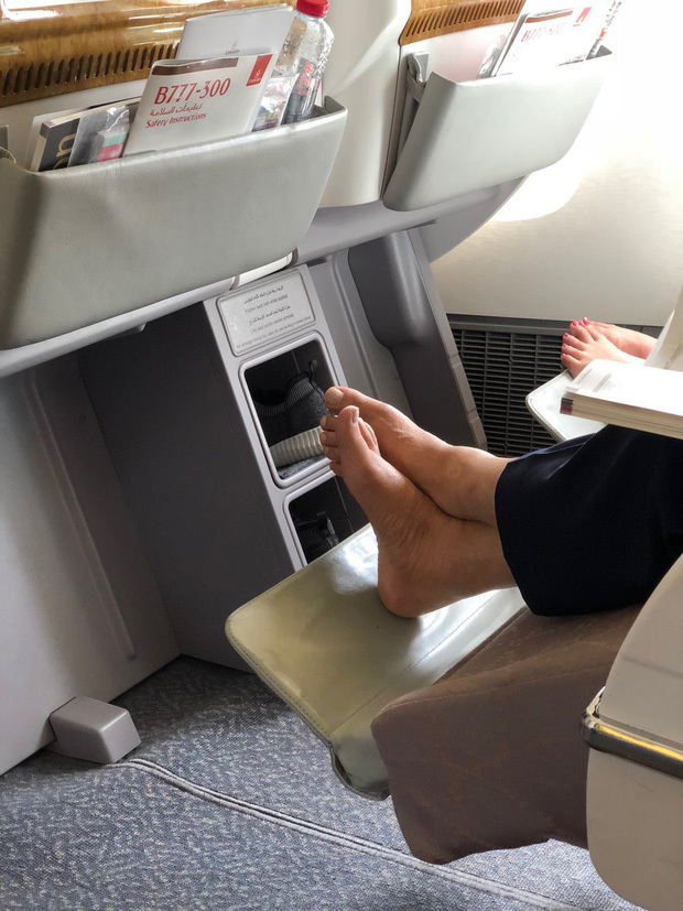 Vì sao không nên cởi giày, dép ra khi máy bay cất cánh hoặc hạ cánh?-1