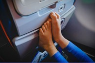 Vì sao không nên cởi giày, dép ra khi máy bay cất cánh hoặc hạ cánh?