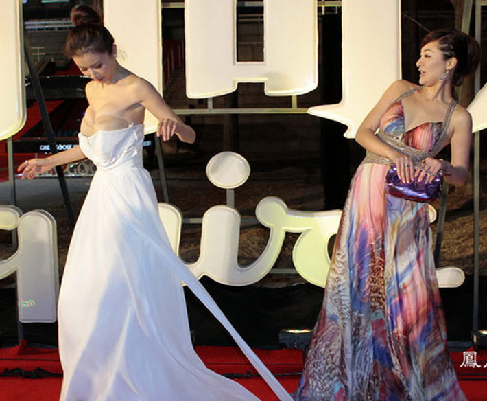 Mỹ nhân Cbiz và sự cố trang phục: Dương Tử - Lưu Diệc Phi muối mặt vì hàng rởm, loạt mỹ nhân ê chề vì tuột váy-12