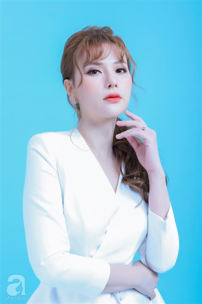 Thu Thủy lần đầu trải lòng về scandal chồng trẻ và con riêng, đáp trả thẳng thắn khi bị chê show” cuộc sống riêng lên mạng quá nhiều-4