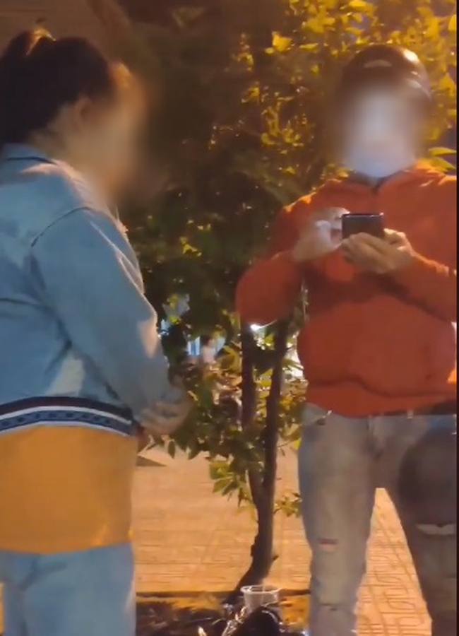 Bắt được người yêu đi với trai lạ, nam thanh niên xông tới giằng co: Mày ăn ở với tao mấy năm? Tại sao mày cắm sừng tao?-2