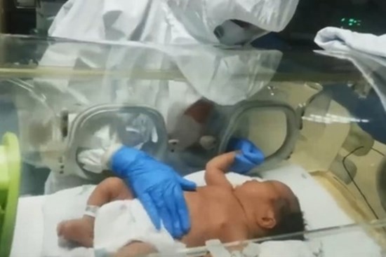 Mẹ nhiễm nCoV lần đầu nhìn mặt con gái mới sinh qua điện thoại