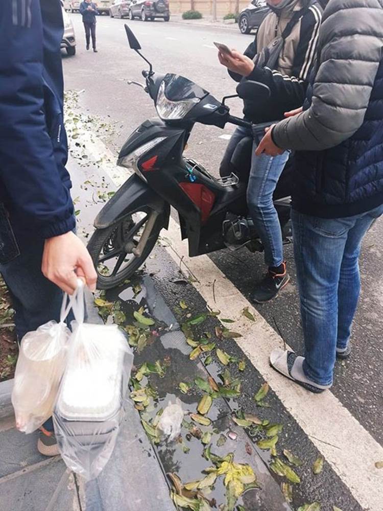 Thấy shipper bị bùng 4 suất cơm gà, cô gái trẻ đã có hành động khiến cộng đồng mạng thả nghìn like-2