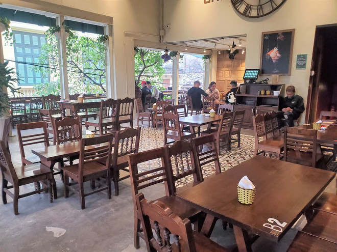 Hàng nhậu nổi tiếng nhất nhì Hà Nội đóng cửa im lìm, bàn ghế phủi bụi vì dịch Corona-10