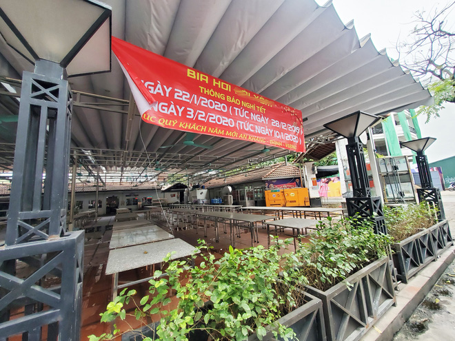 Hàng nhậu nổi tiếng nhất nhì Hà Nội đóng cửa im lìm, bàn ghế phủi bụi vì dịch Corona-1