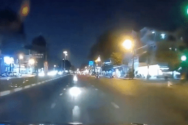 Xe máy chạy ngược chiều đâm thẳng vào đầu ôtô