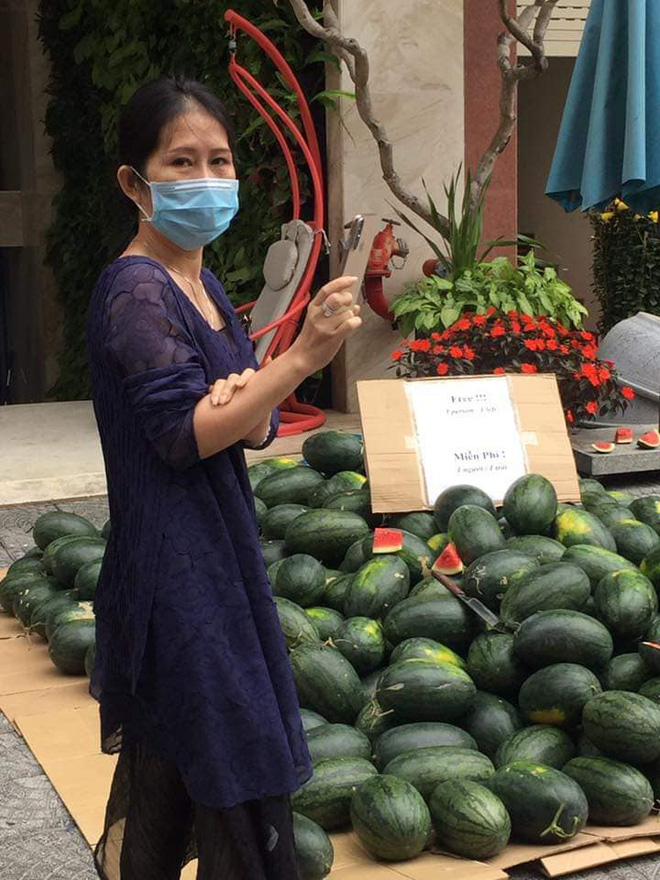 Dưa hấu được phát miễn phí tại khách sạn, đáng chú ý nhất là nội dung sai sai trên tấm biển-1