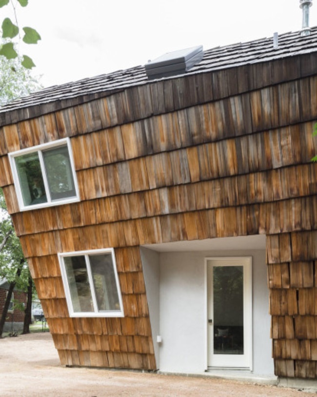 Ít tiền, xây ngôi nhà liêu xiêu như sắp đổ, vợ chồng trẻ khiến ai cũng kinh ngạc-2