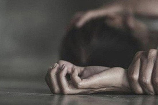 Người phụ nữ ác quỷ quay clip xâm hại tình dục thiếu niên chưa đủ, còn bắt đứa trẻ ở cùng nhà bán thuốc cấm