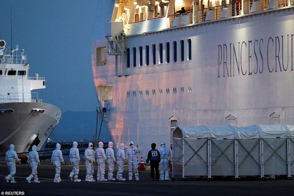 Con muốn sang nhà hàng xóm chơi với bạn, mẹ thương quá liền nghĩ ra cách phòng virus Corona có một không hai”, thách thức mọi loại virus đến gần-2