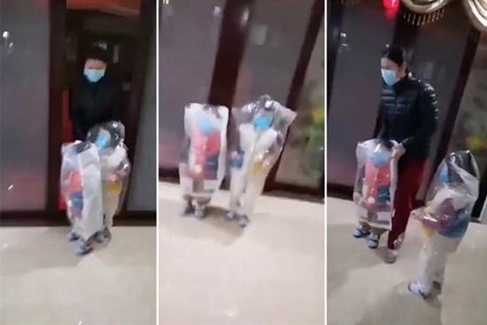 Con muốn sang nhà hàng xóm chơi với bạn, mẹ thương quá liền nghĩ ra cách phòng virus Corona “có một không hai”, thách thức mọi loại virus đến gần