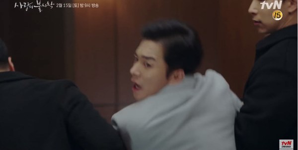 Crash Landing On You tập 15: Son Ye Jin òa khóc vì Hyun Bin bị áp giải về nước, đôi trẻ lại chịu cảnh chia xa-4