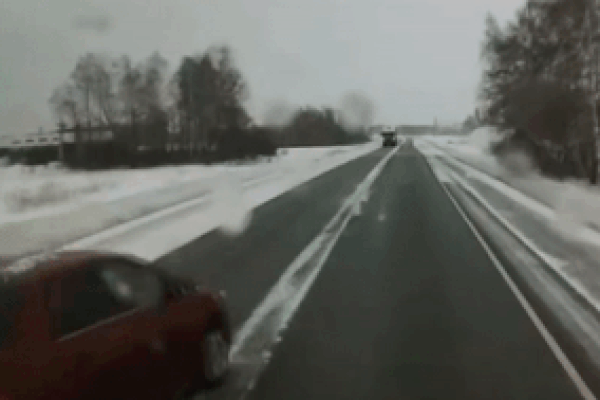 Ôtô mất lái tông sập trụ xăng, húc bay xe máy-1