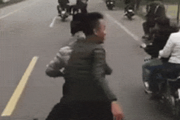 Hàng chục thanh niên chạy xe máy dàn hàng ngang, cà khịa tài xế ô tô trên đường gây bức xúc