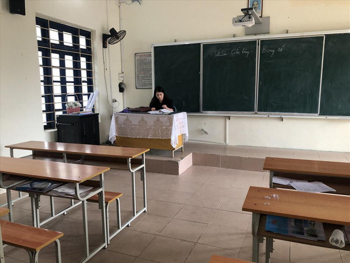 Trong lớp học, những bề mặt nào có khả năng lưu trữ virus và mầm bệnh? Chúng ta nên hạn chế tiếp xúc như thế nào cho hiệu quả?-1