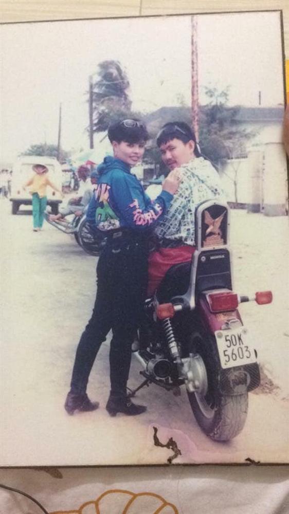 Khi bố mẹ là dân chơi đời đầu: Lên đồ siêu chất, cưỡi honda dream hay xe cub sành diệu khác gì richkid bây giờ đâu-5